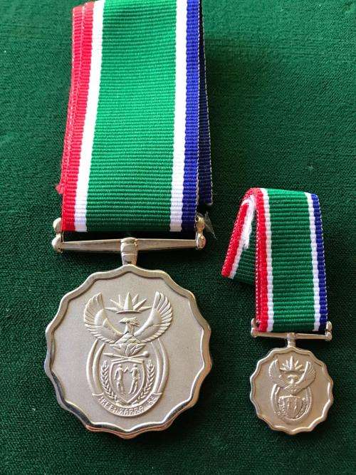 SANDF 10 YEAR LONG SERVICE REWARD FULL SIZE + MINIATURE