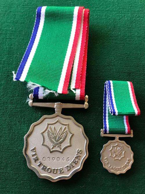 SANDF 10 YEAR LONG SERVICE REWARD FULL SIZE + MINIATURE