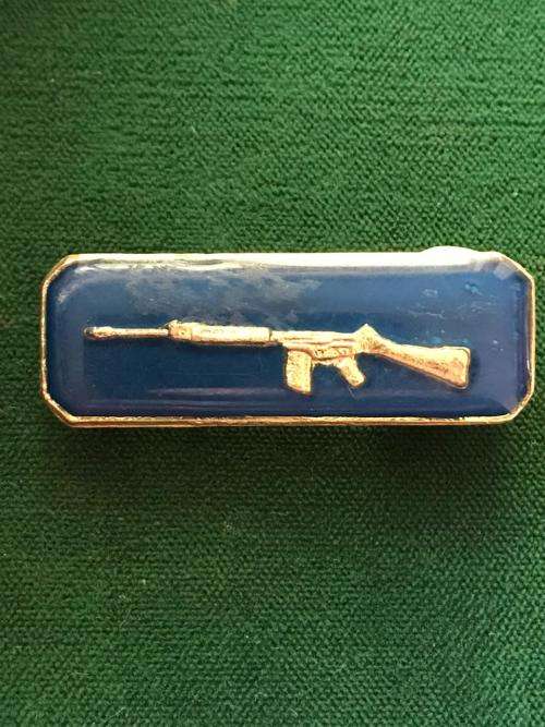 SAAF GOLD COLOUR RIFLE MARKSMAN BREAST BADGE FOR INSTRUCTOR- 2 PINS