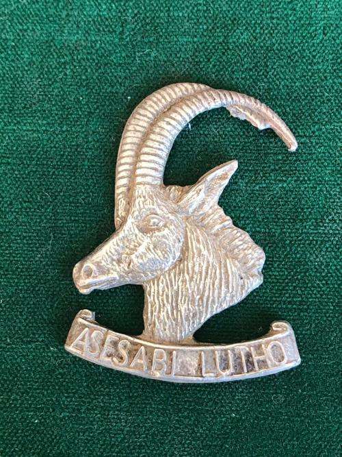 RHODESIAN ARMOURED CAR REGIMENT SILVER CAP BADGE- NO LUGS