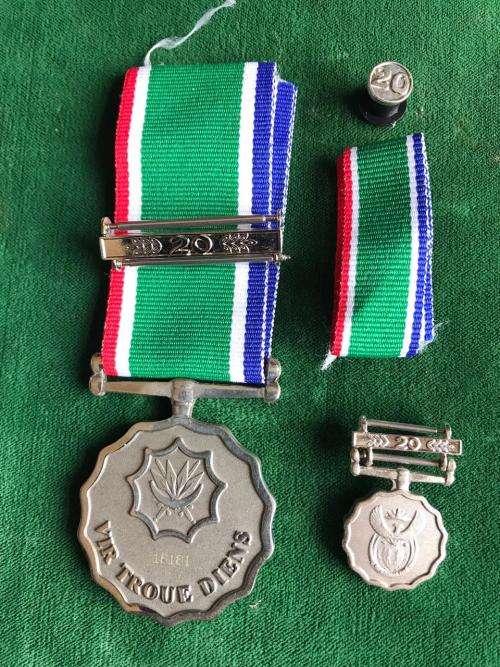 SANDF FULL SIZE AND MINIATURE 20 YEAR LONG SERVICE AWARD-FULL SIZE NUMBERED-COMES WITH A PIN
