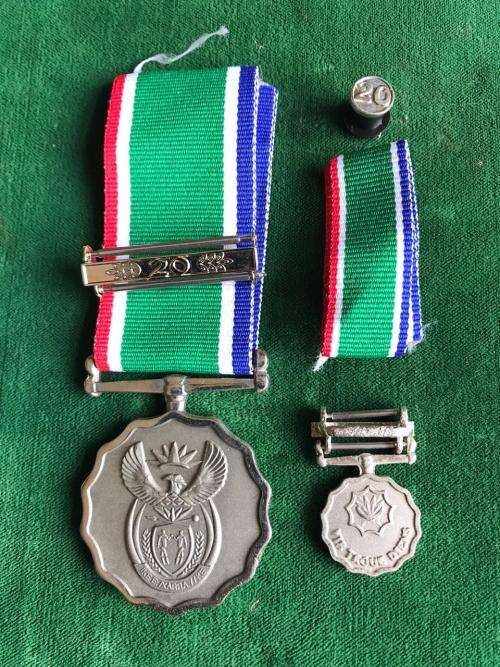 SANDF FULL SIZE AND MINIATURE 20 YEAR LONG SERVICE AWARD-FULL SIZE NUMBERED-COMES WITH A PIN