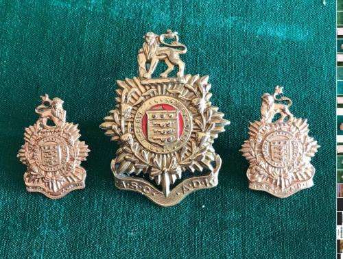 ADMIN OFFICERS SERVICE CORPS GILDING METAL CAP AND COLLARS-WORN POST 1954-LUGS+PINS INTACT
