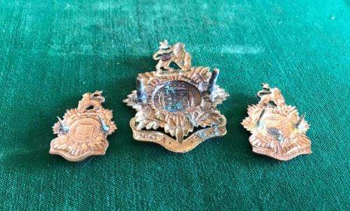 ADMIN OFFICERS SERVICE CORPS GILDING METAL CAP AND COLLARS-WORN POST 1954-LUGS+PINS INTACT