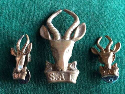 SA INFANTRY CORPS CAP AND COLLARS IN BRASS -WORN 1953-1976-COMES WITH LUGS + PINS