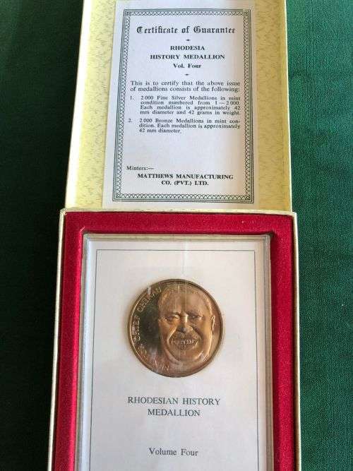 RHODESIA HISTORY BRONZE MEDALLION VOLUME 4-SENATOR CHIEF CHIRAU-SIZE 42MM-GILDED BRONZE -MASS 33,9GR