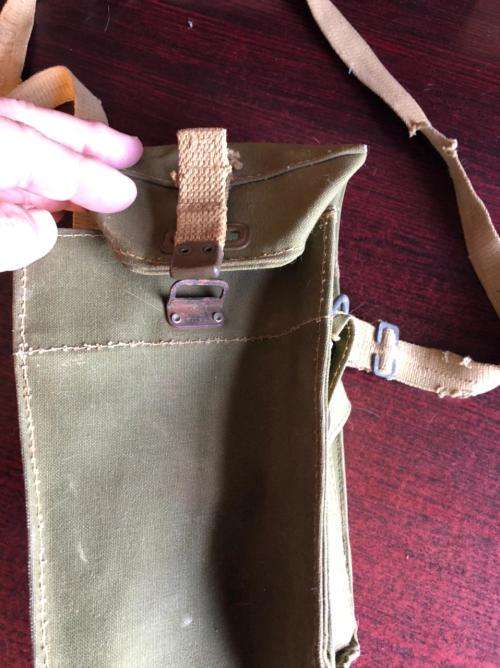 WW2 LIGHT SERVICE RESPIRATOR POUCH-GREEN WATERPROOF CANVAS POUCH THAT COULD EITHER SLUNG OVER THE S