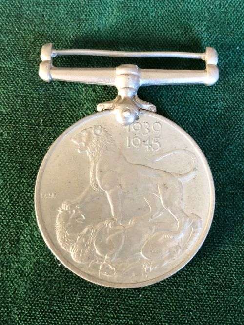 SINGLE WW2 WAR MEDAL AWARDED TO 175721 P DE V. VAN DER MERWE