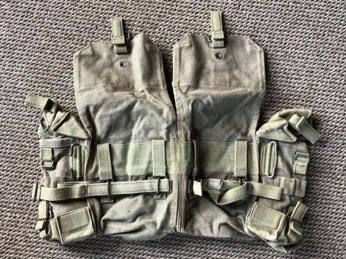 RHODESIA PATTERN 64 WEBBING,KIDNEY POUCHES IN VERY GOOD CONDITION