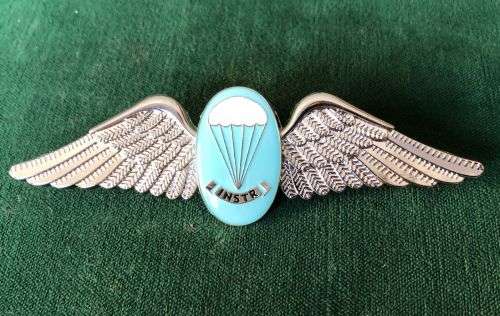 SA PARACHUTE STATICLINE INSTRUCTOR,FULL SIZE WING,CHROME WITH ENAMEL CENTRE LUCITE COVERED- 2 PINS