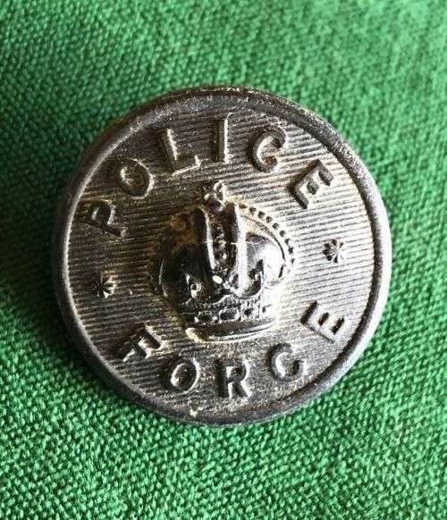 BLACK COMPOSITION BUTTON-WORN ON GREAT COAT OF FOOT POLICE AND NON EUROPEANS-DIAMETER 25 MM