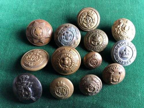 SELECTION OF 11 BRITISH TUNIC BUTTONS-13 SOLD TOGETHER-DIAMETER 25, 18 AND 15 MM