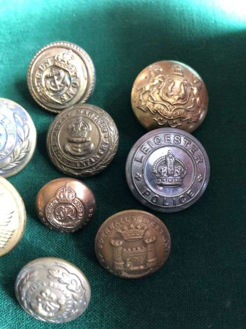 SELECTION OF 11 BRITISH TUNIC BUTTONS-13 SOLD TOGETHER-DIAMETER 25, 18 AND 15 MM