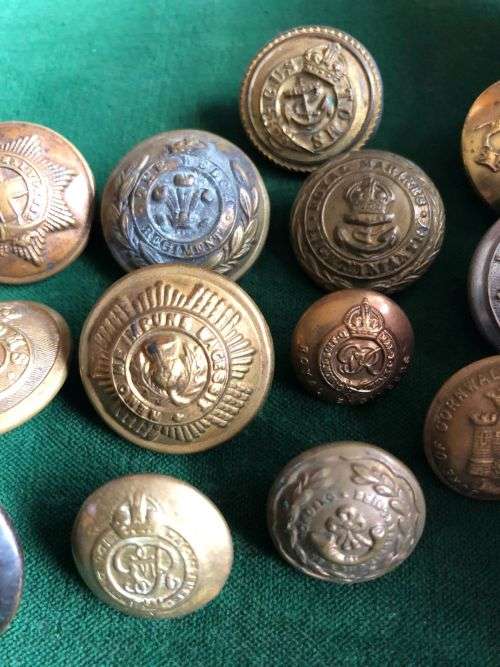 SELECTION OF 11 BRITISH TUNIC BUTTONS-13 SOLD TOGETHER-DIAMETER 25, 18 AND 15 MM