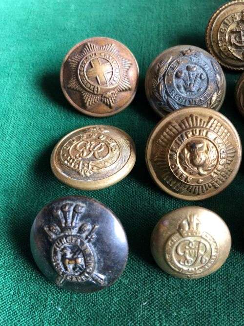 SELECTION OF 11 BRITISH TUNIC BUTTONS-13 SOLD TOGETHER-DIAMETER 25, 18 AND 15 MM