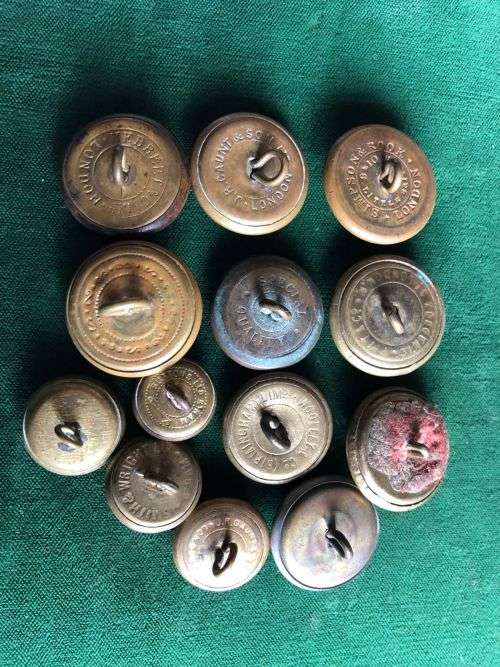 SELECTION OF 11 BRITISH TUNIC BUTTONS-13 SOLD TOGETHER-DIAMETER 25, 18 AND 15 MM