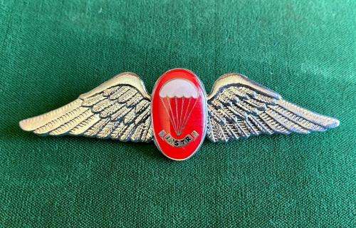 SA FREEFALL INSTRUCTOR,CHROME AND ENAMEL,FULL SIZE WING-WORN FROM THE 1970`S-(CENTRE WITH LUCITE COA