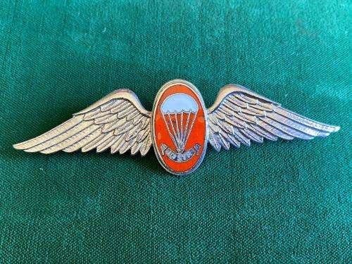 SA FREEFALL INSTRUCTOR,CHROME AND ENAMEL,FULL SIZE WING-WORN FROM THE 1970`S (NO LUCITE COATING) 2 P