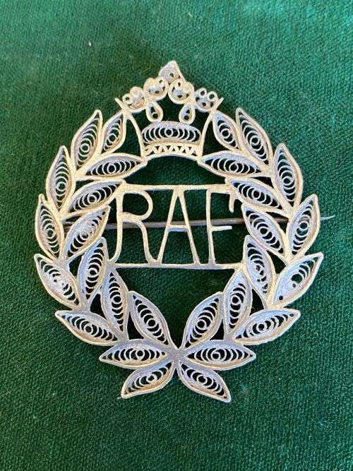 ROYAL AIR FORCE SILVER BADGE FOR THE PERIOD WHEN THE ROYAL FLYING CORPS BECAME ROYAL AIR FORCE-STICK