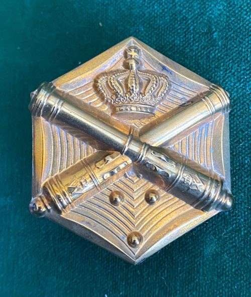 BELGIUM CAP BADGE FOR ARTILLERY- 2 LUGS