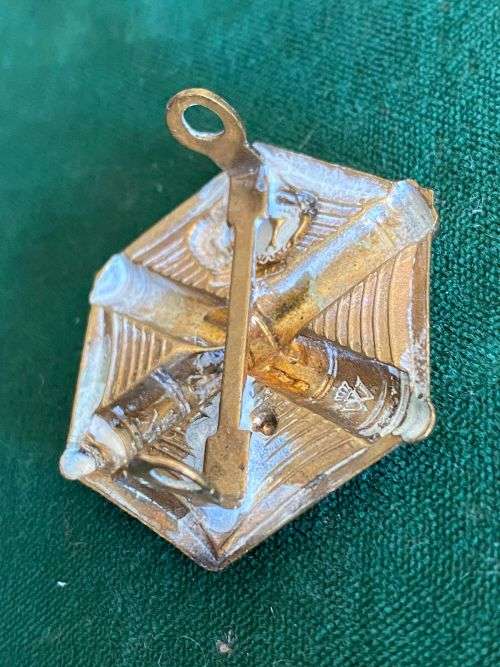 BELGIUM CAP BADGE FOR ARTILLERY- 2 LUGS