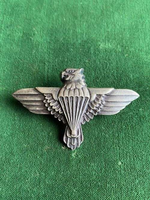 44 PARACHUTE BRIGADE,GREY METAL BERET BADGE-APPROVED IN 1984- 2 PINS