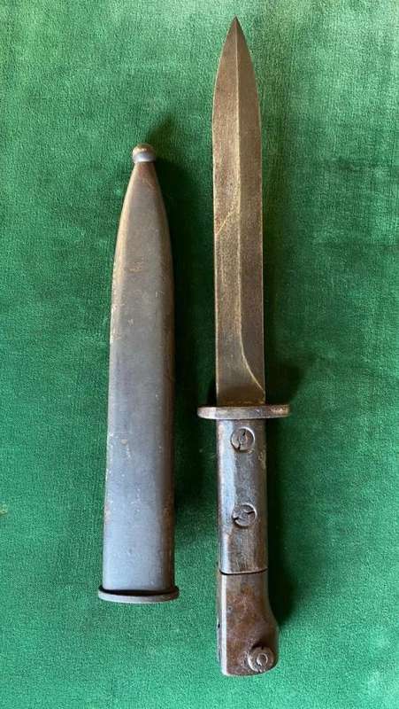 U21 BAYONET ALSO USED BY SA AS THE FN FAL L1A1 RIFLE BAYONET(POLICE COLLEGE AS A DRILL RIFLE)COMES W