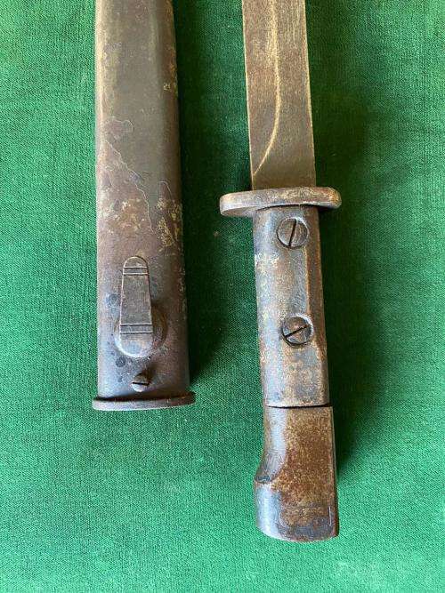 U21 BAYONET ALSO USED BY SA AS THE FN FAL L1A1 RIFLE BAYONET(POLICE COLLEGE AS A DRILL RIFLE)COMES W
