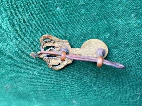 Greek forces ,MIDDLE EAST,SAND CASTBADGE  2 LUGS-MEASURES 35 MM