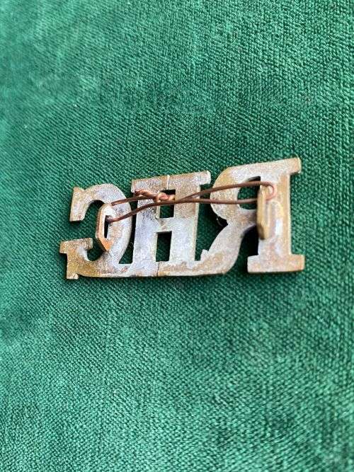 ROYAL HORSE GUARDS BRASS SHOULDER TITLE- 2 LUGS-WW1