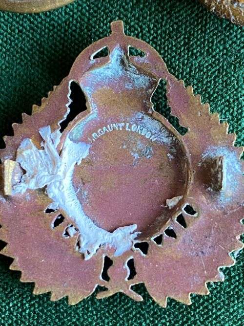 NEW ZEALAND STAFF CORPS BADGE WITH 2 BUTTONS-3 LUGS MISSING