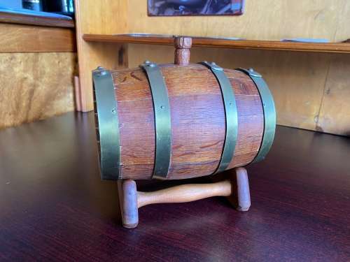 OAK,BRASS BOUND WINE BARREL WITH TAP ON STAND-VERY GOOD CONDITION-HOLD WATER WITHOUT ANY LEAK--DIME