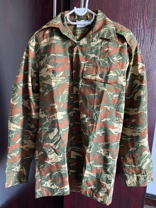 KOEVOET CAMO LONG SLEEVE SHIRT SIZE SMALL-MEASURES 52CM ARMPIT TO ARMPIT-CONDITION-NEVER BEEN WORN-M