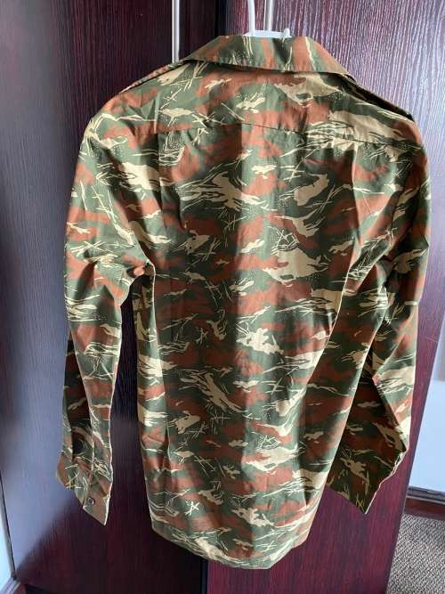 KOEVOET CAMO LONG SLEEVE SHIRT SIZE SMALL-MEASURES 52CM ARMPIT TO ARMPIT-CONDITION-NEVER BEEN WORN-M