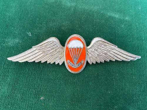 SA PARACHUTE FREEFALL INSTRUCTOR,CHROME AND ENAMEL,FULL SIZE WING-NO LUCITE COATING ON ENAMEL-WORN F