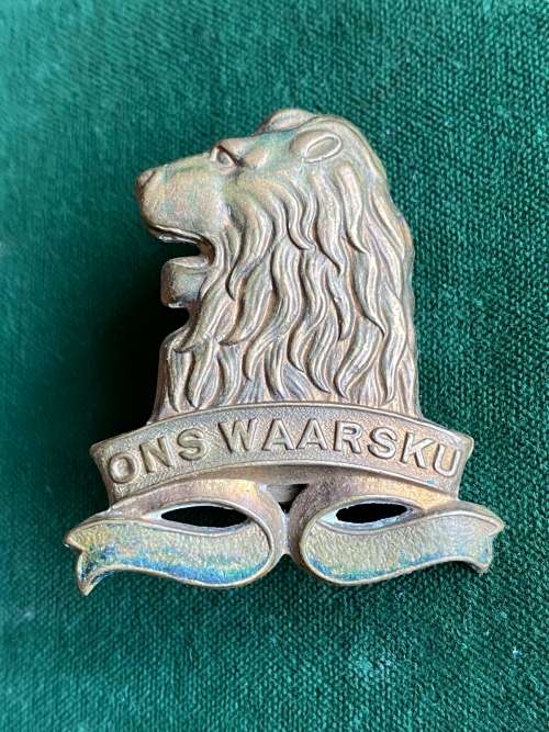 REGIMENT DE LA REY ,GILDING METAL CAP BADGE-(LIONS MOUTH OPEN) WORN POST 1964-2X SCREW LUGS