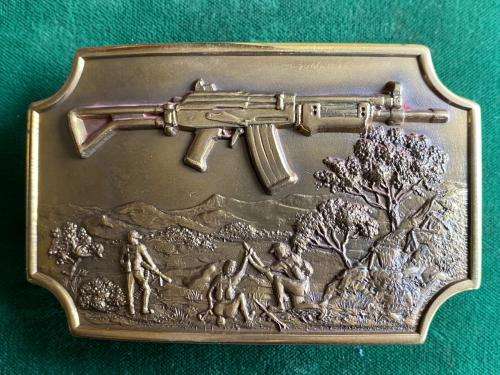 BELT BUCKLE-SOUTH AFRICAN MILITARY RIFLE PARATROOPER MODEL R5-MEASURES 80X50 MM