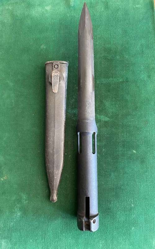 R1 BAYONET WITH PLASTIC SCABBARD