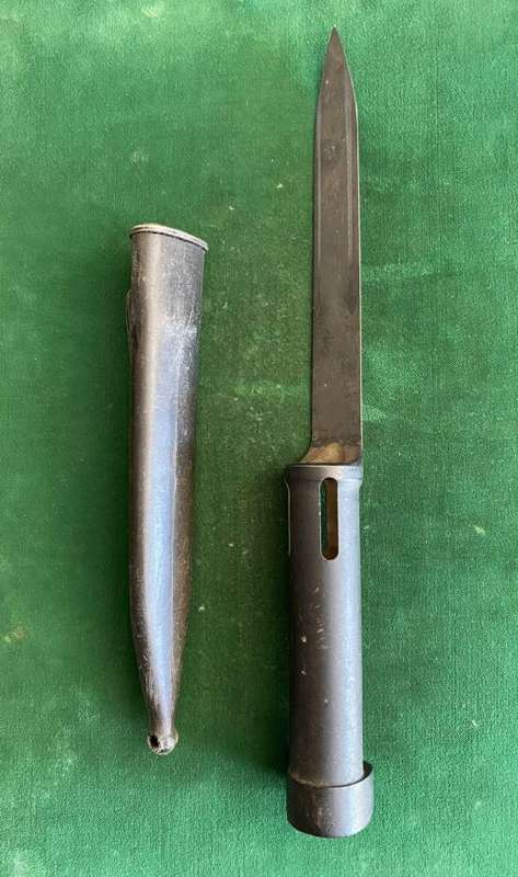 R1 BAYONET WITH PLASTIC SCABBARD