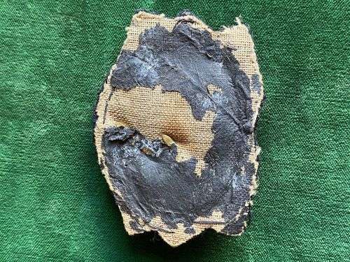 UNIDENTIFIED NAVY CAP BADGE-ENAMEL AND BULLION WIRE