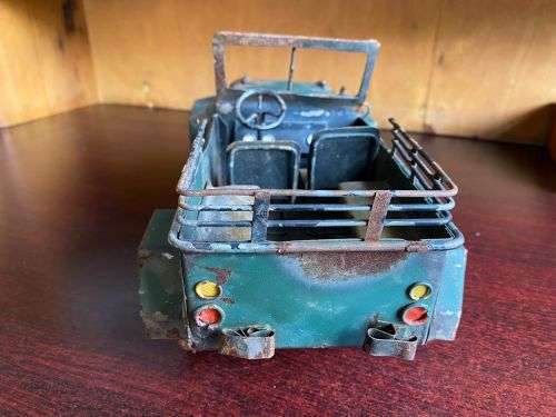 METAL MILITARY JEEP WITH A LOT OF CHARACTER-MEASURES LENGTH 27 CM-WIDTH 15CM-HEIGHT 15 CM-NO MAKERS