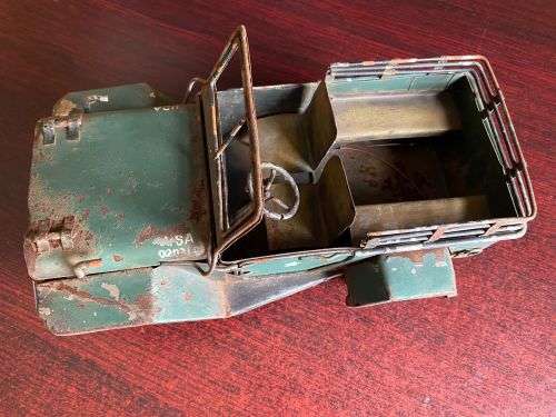 METAL MILITARY JEEP WITH A LOT OF CHARACTER-MEASURES LENGTH 27 CM-WIDTH 15CM-HEIGHT 15 CM-NO MAKERS