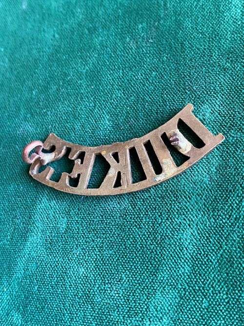 CAPE TOWN RIFLES SHOULDER TITLE BRASS-ONE LUG-1932-1950`S