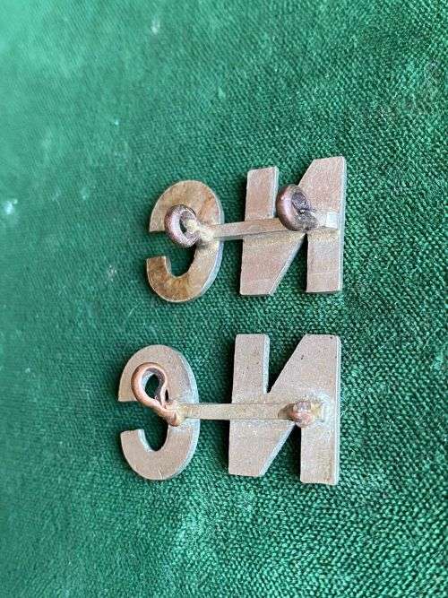 NATAL CARBINEERS WHITE METAL TITLE PAIR -1899-1902-ONE LUG MISSING