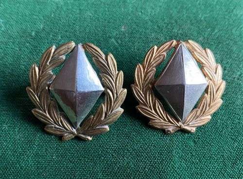 KIMBERLEY BI/M COLLAR BADGE PAIR-WORN FOMN 1922-LUGS + PINS INTACT