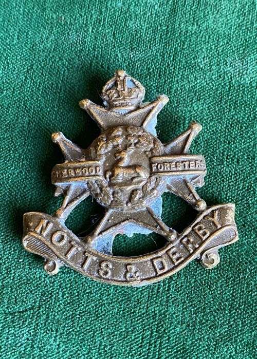 NOTTS AND DERBY REGT. CAP BADGE-1901-1958- NO LUGS