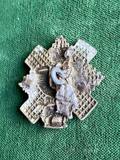 THE HIGHLAND LIGHT INFANTRY-WITH SMALL SCROLL COLLAR BADGE,WHITE METAL 1902-52-ONE LUG