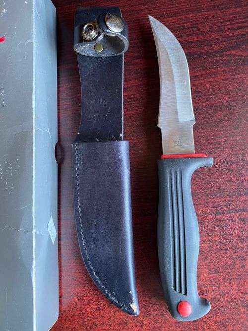 JAPAN KERSHAW KNIFE WITH RUBBER HANDLE IN LEATHER SHEETH IN ORIGINAL BOX-OVERALL LENGTH 26 CM