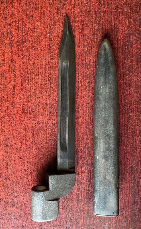 SOUTH AFRICAN NO 9 BAYONET,COMES WITH A STEEL SCABBARD
