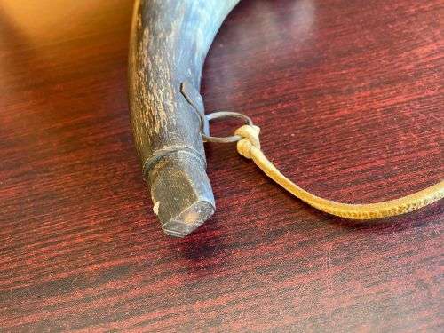 VINTAGE GUNPOWDER HORN-PERIOD UNKNOWN-TOTAL LENGTH 31 CM